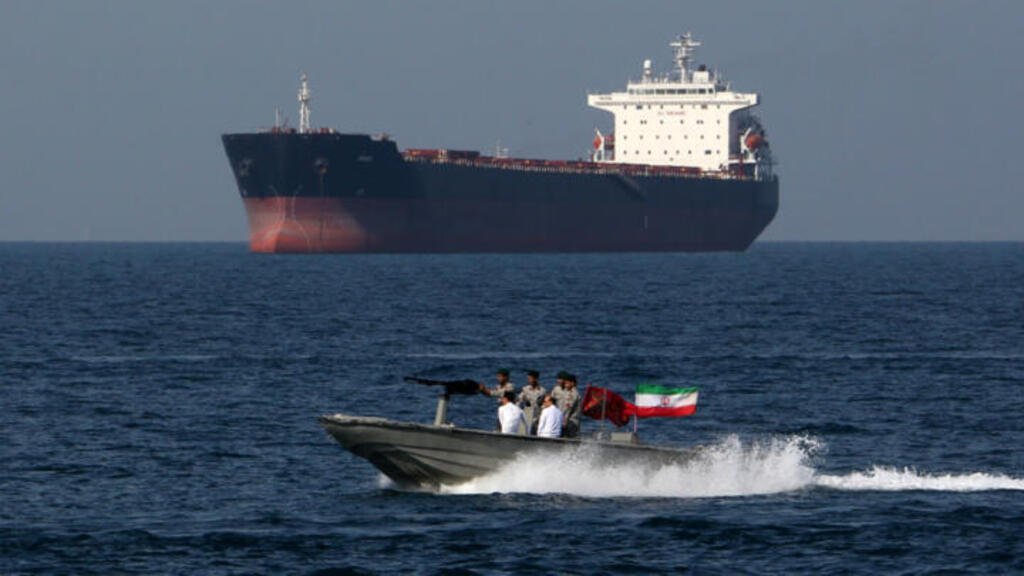 Patrulla naval iraní en el estrecho de Ormuz, 30 de abril de 2019.