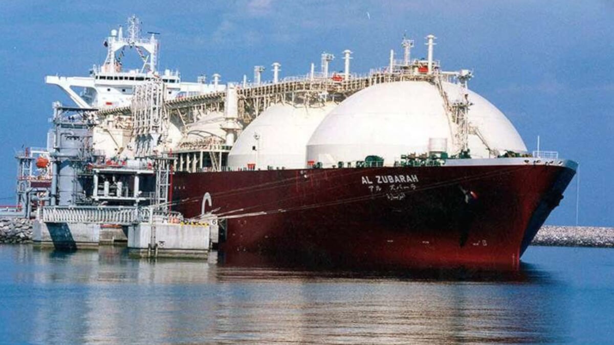 Esta foto de archivo sin fecha muestra un buque cisterna de gas natural licuado (GNL) qatarí siendo cargado con GNL en el puerto marítimo de Raslaffans, al norte de Qatar - PHOTO/AP