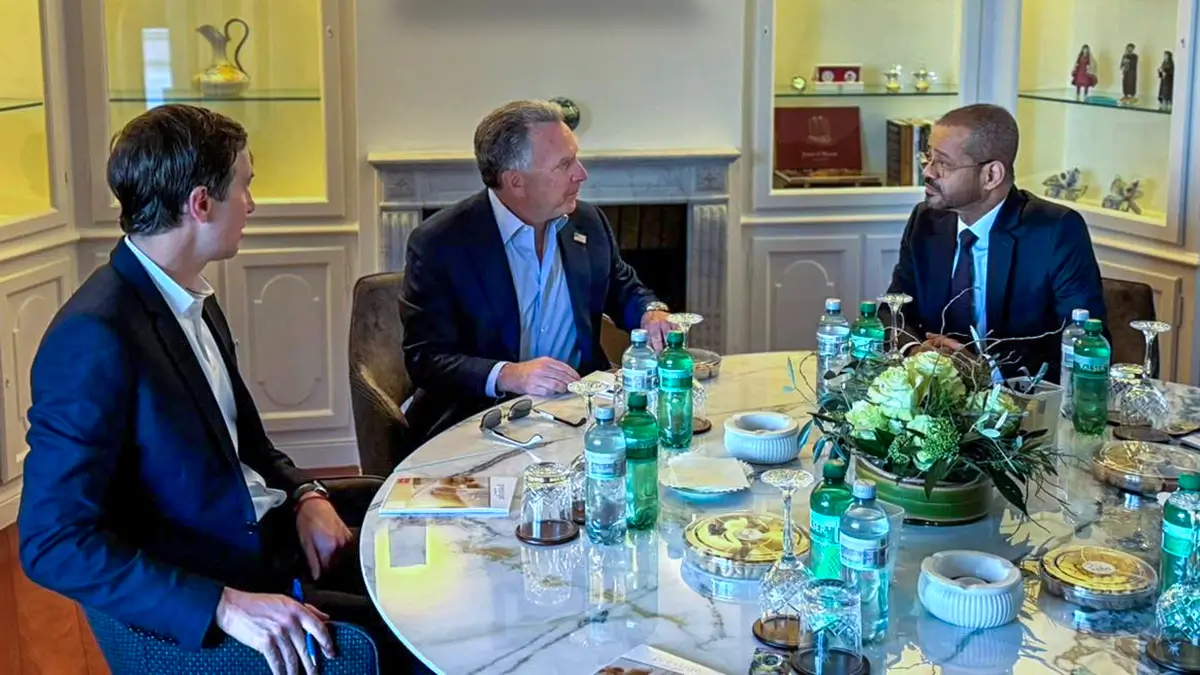 Jared Kushner observa cómo el enviado especial de Estados Unidos, Steve Witkoff, junto al ministro de Relaciones Exteriores de Omán, Sayyid Badr Albusaidi, en Ginebra, Suiza, el 26 de febrero de 2026 - PHOTO/Ministerio de Relaciones Exteriores de Omán 