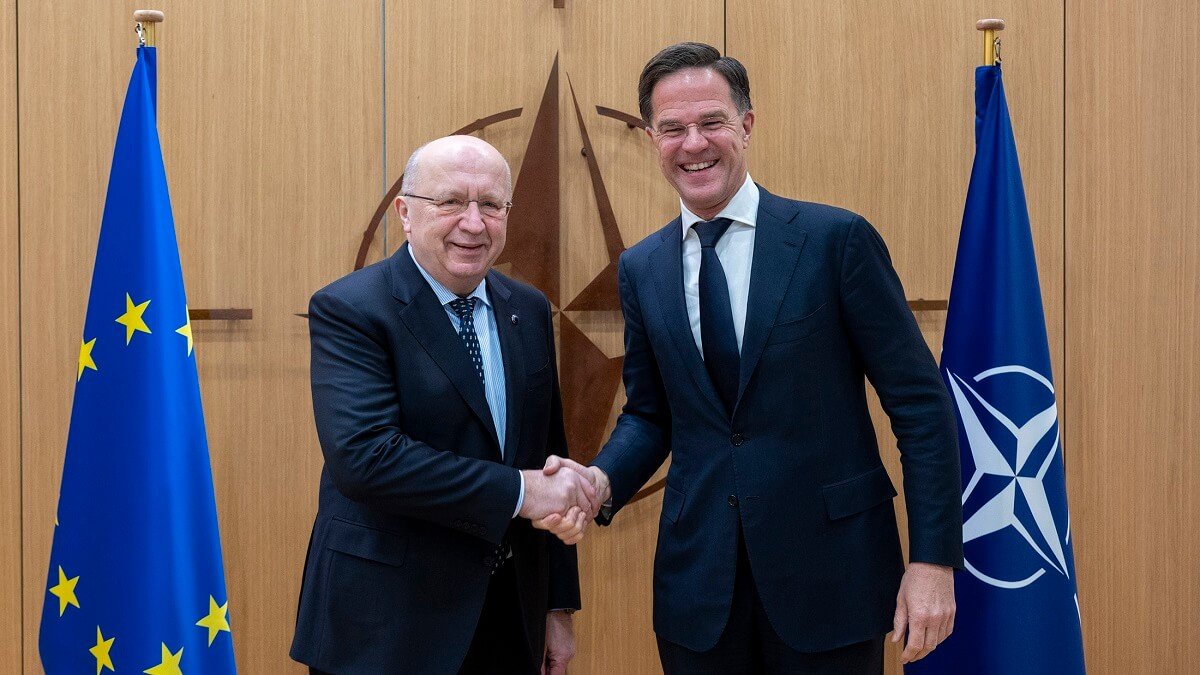 En su ronda de visitas por Europa, el comisario de Defensa Andrius Kubilius insiste en que la prioridad es reforzar las capacidades de defensa aérea. En imagen, con el secretario general de la OTAN, Mark Rutte - PHOTO/NATO Press Service