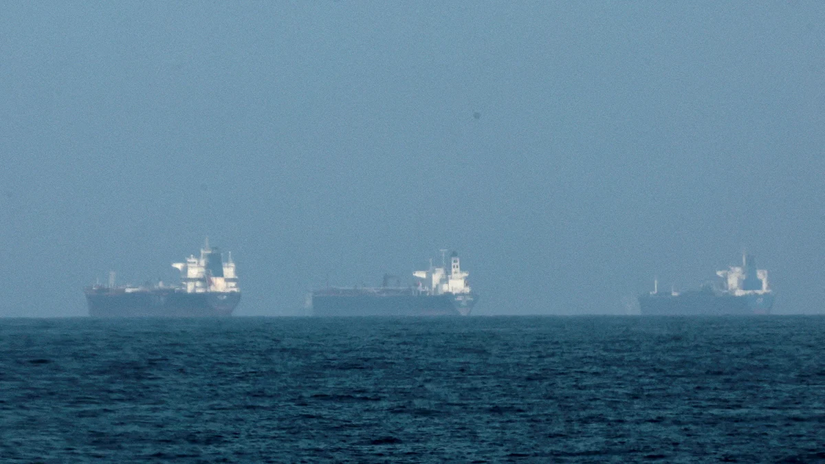 Petroleros frente a la costa de Fujairah, mientras Irán promete disparar contra los barcos que transiten por el estrecho de Ormuz, en medio del conflicto entre Estados Unidos e Israel con Irán, en Fujairah, Emiratos Árabes Unidos - REUTERS/ AMR ALFIKY
