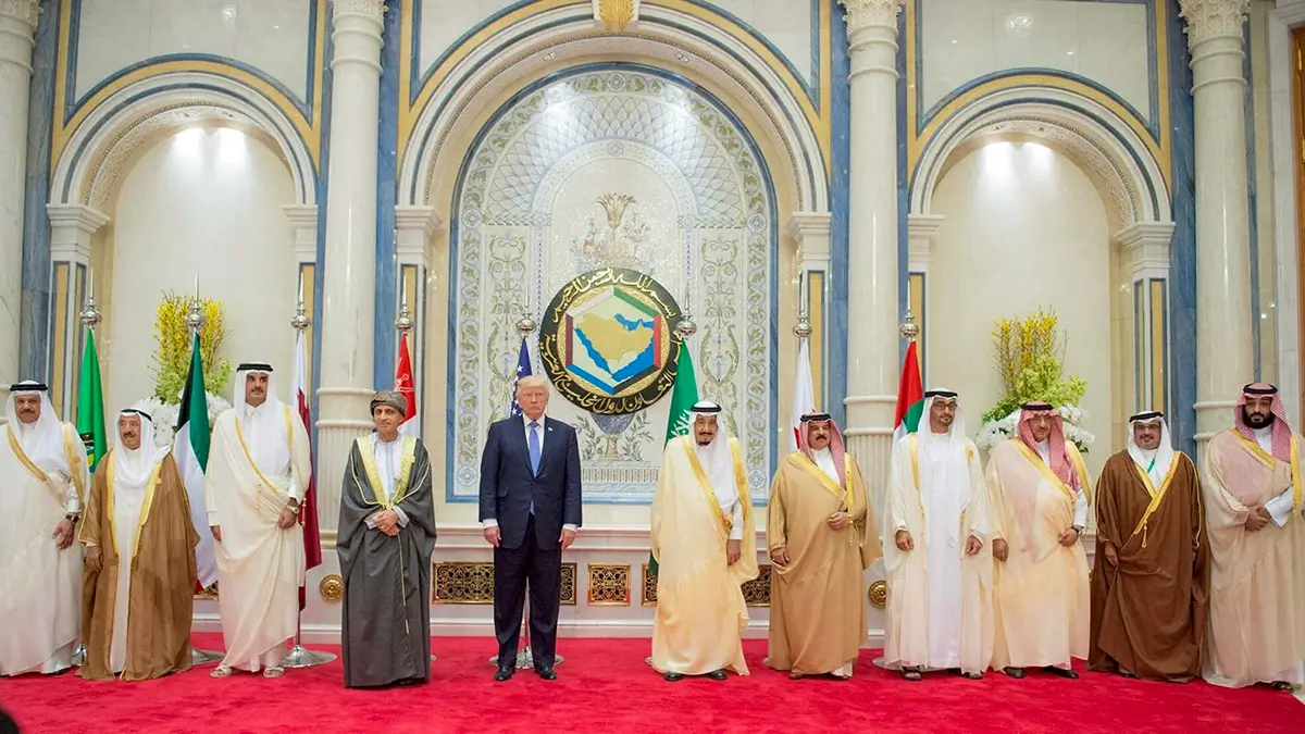 El presidente de los Estados Unidos, Donald Trump, se prepara para una foto familiar con el rey Salman bin Abdulaziz Al Saud de Arabia Saudita y otros jefes de Estado en la cumbre de líderes del Consejo de Cooperación del Golfo en Riad, Arabia Saudita, el 21 de mayo de 2017 - Bandar Algaloud/Cortesía de la Casa Real Saudí Vía REUTERS
