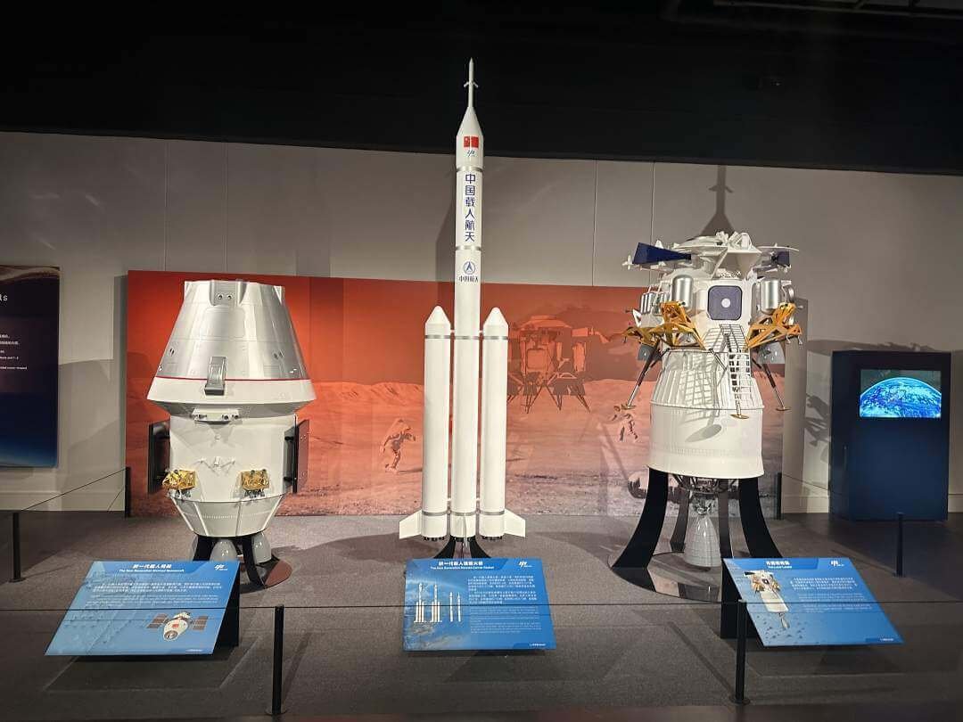 Las tres capacidades claves para que astronautas chinos pisen el suelo lunar: la capsula tripulada Mengzhou (izquierda), el lanzador CZ-10 y el módulo de superficie Lanyue - PHOTO/CASC
