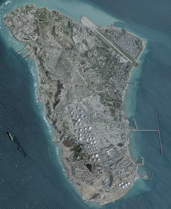 <p>Una imagen de satélite muestra una terminal petrolera en la isla de Kharg, Irán, el 25 de febrero de 2026 - PHOTO/ 2026 Planet Labs PBC/Imagen cedida por REUTERS</p>
