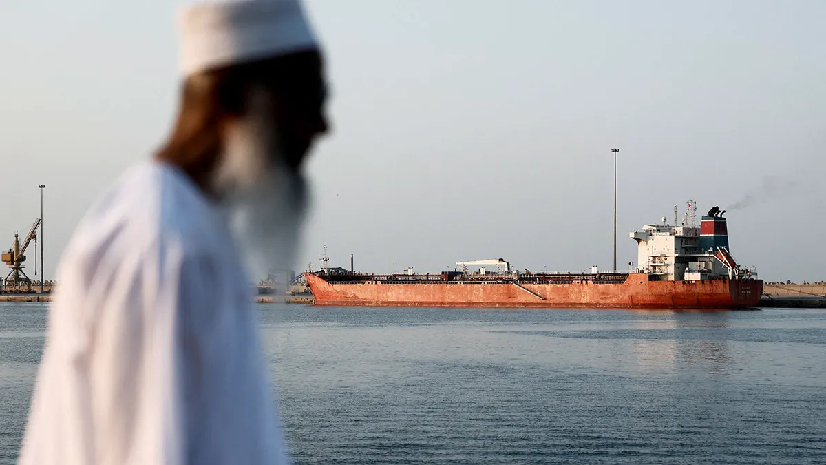 <p>El petrolero Callisto permanece fondeado en el puerto de Sultán Qaboos, mientras el tráfico se reduce en el estrecho de Ormuz, en medio del conflicto entre Estados Unidos, Israel e Irán, en Mascate (Omán), el 12 de marzo de 2026 - REUTERS/ BENOIT TESSIER </p>
