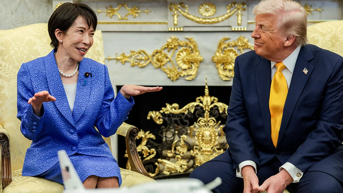 El presidente de Estados Unidos, Donald Trump, se reúne con la primera ministra japonesa, Sanae Takaichi, en el Despacho Oval de la Casa Blanca, en Washington D. C. (EE. UU.), el 19 de marzo de 2026 - REUTERS/ EVELYN HOCKSTEIN