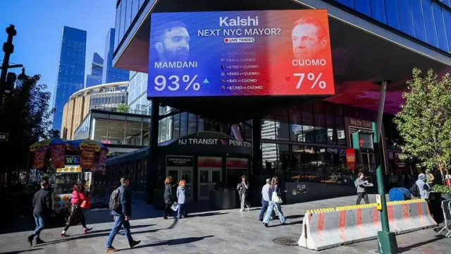 Aviso en la calle con los dos candidatos a la alcaldía de Nueva York en Estados Unidos. 