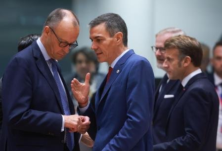 El canciller alemán, Friedrich Merz; el jefe del Gobierno español, Pedro Sánchez, y el presidente francés, Emmanuel Macron, en la cumbre de Bruselas