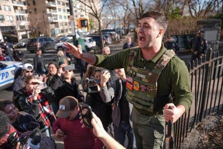 Jake Lang, de la extrema derecha y organizador de la protesta frente a la residencia del alcalde Mamdani, arengan a los escasos seguidores que acudieron a su llamada 