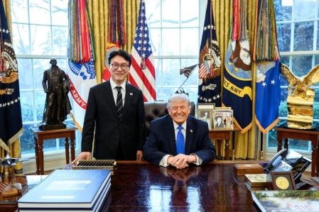 Donald Trump, sentado en su Despacho Oval, junto al primer ministro de Corea del Sur, de pie, ayer viernes