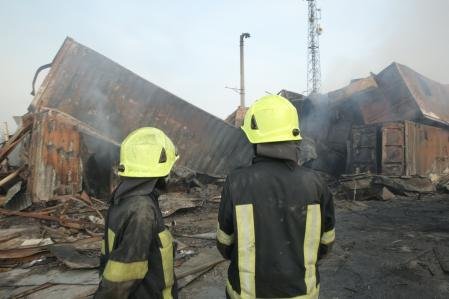 Los bomberos tuvieron que apagar el incendio en el edificio bombardeado qye, por lo menos en parte, acogía un centro de desintoxicación