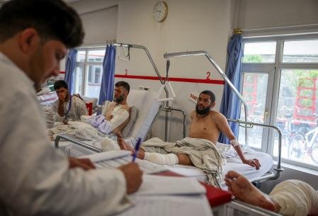 Victimas del ataque pakistaní sobre “un centro de rehabilitación de toxicómanos” -según la descripción talibán- se recuperan en otro hospital, este martes en Kabul