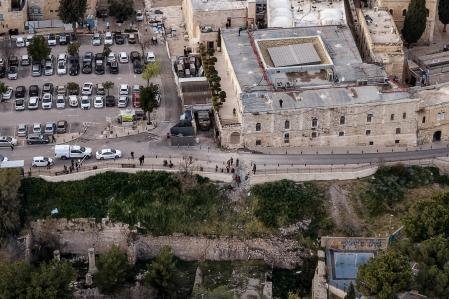 Imagen de un dron del daño causado por los restos de un misil en la muralla antigua de Jerusalén, frente a un hotel sefardí