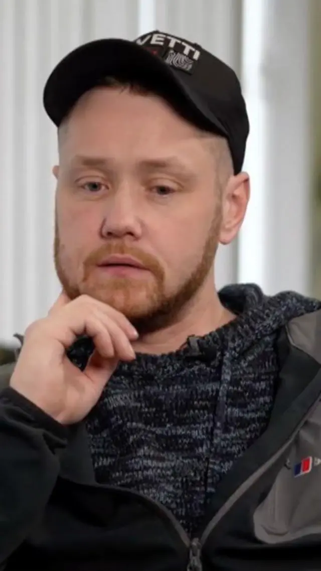 Nathan Newby, con una mano en el rostro, aparece pensativo