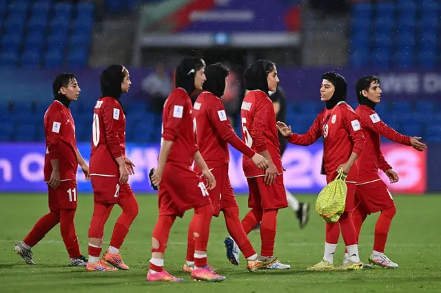 Las jugadoras del equipo femenino de Irán en el campo
