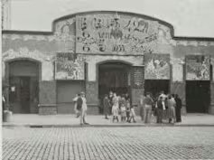 Fotografía en blanco y negro de la fachada de un cine.