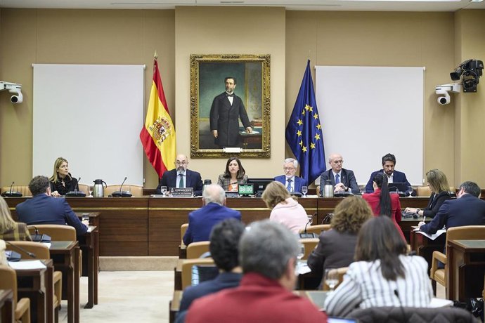 El presidente de la entidad pública empresarial Administrador de Infraestructuras Ferroviarias (Adif), Luis Pedro Marco de la Peña (2i), comparece ante la Comisión de Transportes y Movilidad Sostenible, en el Congreso de los Diputados