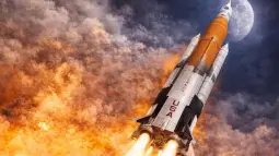 Recreación artística que muestra la evolución de los sistemas de lanzamiento lunar desde el Saturno V hasta el SLS con Orión, junto a una trayectoria de retorno libre que conecta la Tierra y la Luna. Foto: ChatGPT / Eugenio F. y Scruzcampillo.