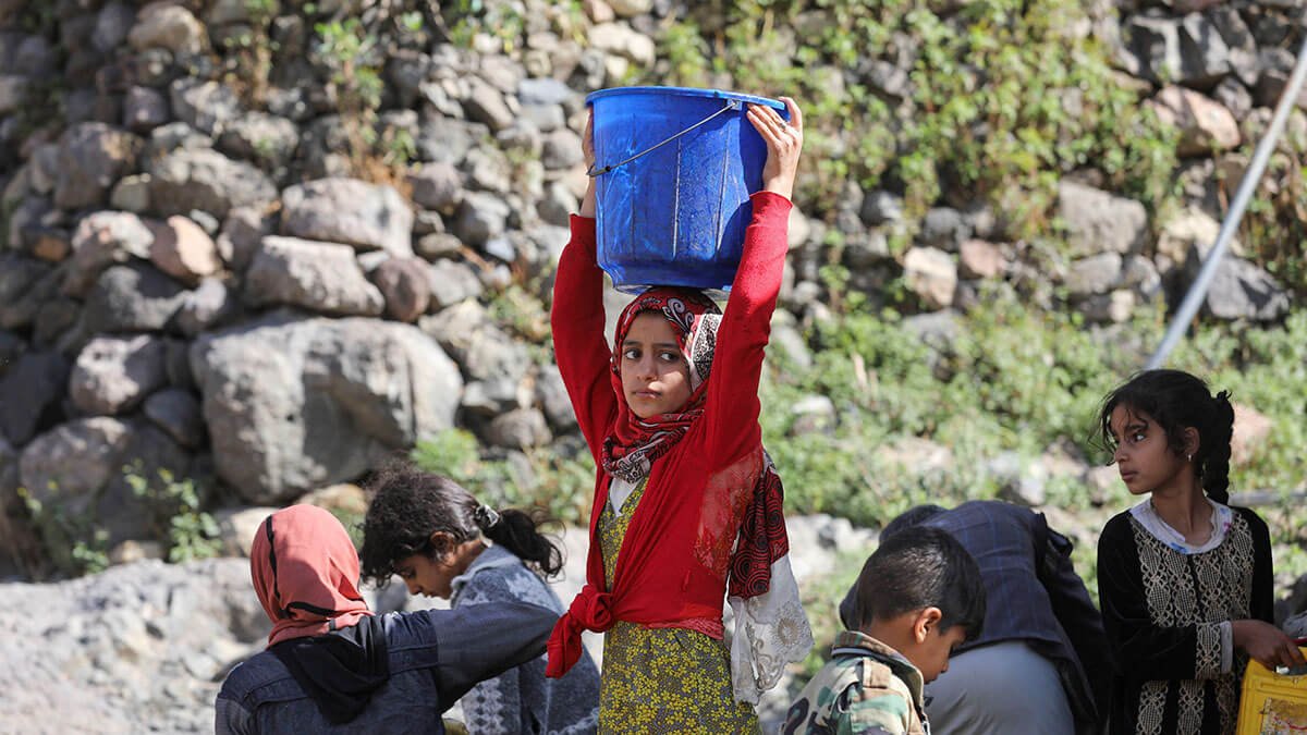 <p>Una niña lleva un cubo de agua que llenó de un grifo en Bani Matar, Yemen, uno de los países con mayor estrés hídrico del mundo, donde prevalecen la sequía inducida por el cambio climático y la falta de suministros de agua sostenibles, el 24 de agosto de 2023 - REUTERS/ KHALED ABDULLAH </p>
