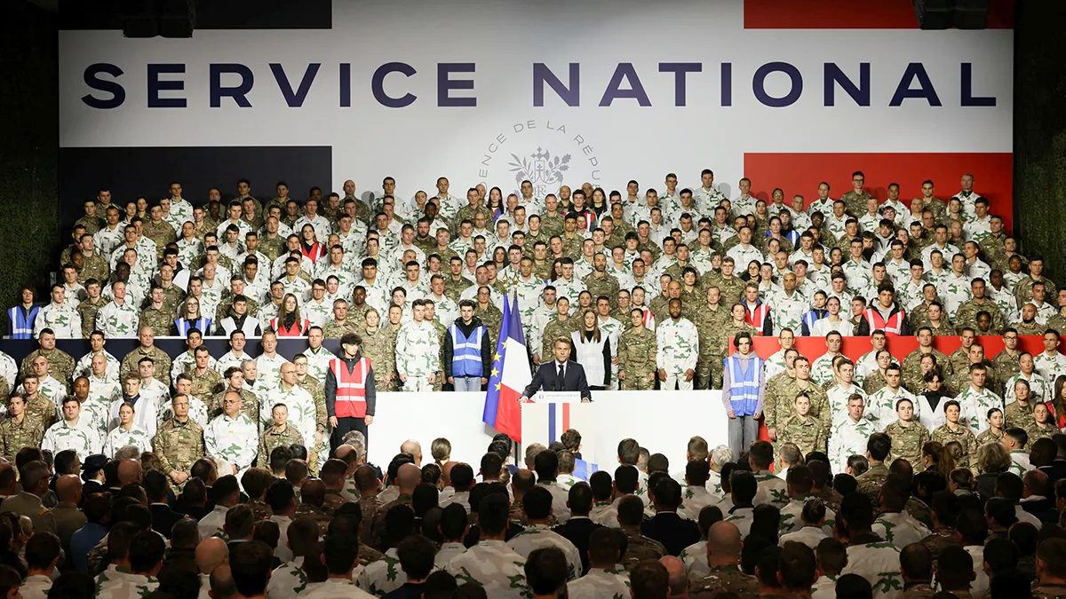 Emmanuel Macron presenta un nuevo servicio militar nacional mientras se dirige al ejército en la base militar de Varces, el 27 de noviembre de 2025 - REUTERS/ THOMAS PADILLA