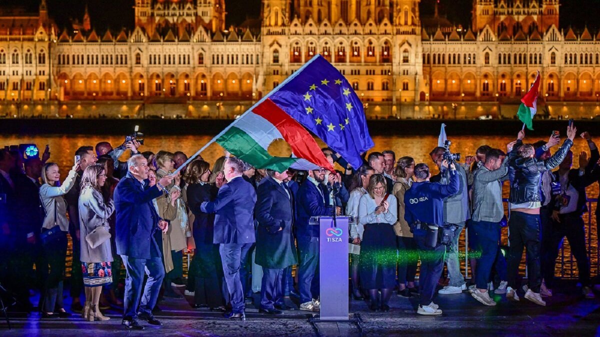 Peter Magyar, líder del opositor partido Tisza, celebra con seguidores la victoria en las elecciones húngaras - PHOTO/REUTERS/MARTON MONUS