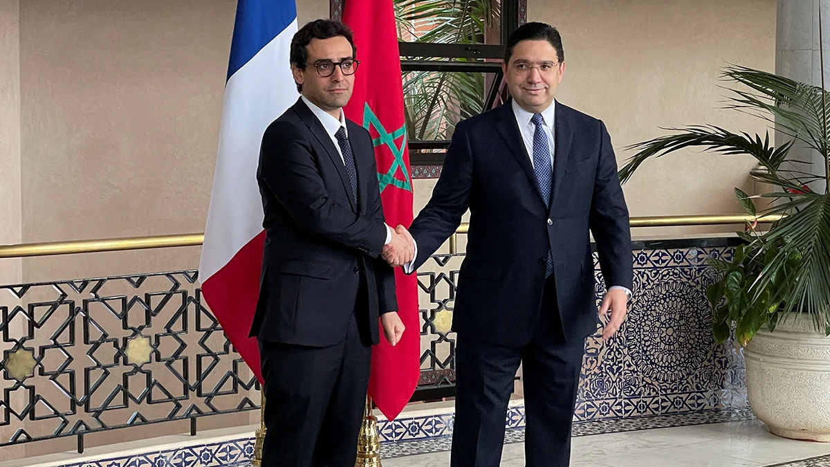 El ministro de Asuntos Exteriores de Marruecos, Nasser Bourita, estrecha la mano del ministro de Asuntos Exteriores francés, Stéphane Séjourné, en Rabat, Marruecos, el 26 de febrero de 2024 - REUTERS/ AHMED ELMJECHITIMI