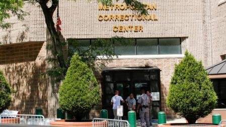 Exterior del Centro Correccional Metropolitano, donde fue hallado muerto Jeffrey Epstein en agosto del 2019