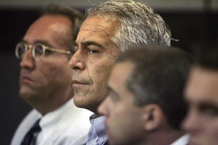 Jeffrey Epstein, fotografiado ante un tribunal de Florida en el 2008