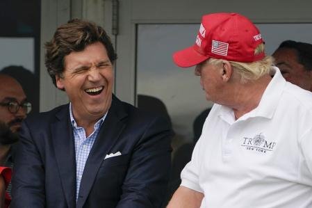Tucker Carlson junto a Trump en 2022.