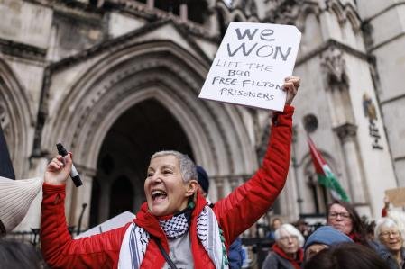 Simpatizantes de Palestine Action celebran haber ganado un recurso legal contra la decisión de prohibir al grupo bajo leyes antiterroristas, frente a los Royal Courts of Justice en Londres