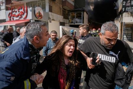 Una mujer es evacuada de uno de los lugares bombardeoados en Beirut, Líbano 