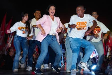 Keiko Fujimori, líder de Fuerza Popular, baila en el cierre de su campaña este jueves en Lima.