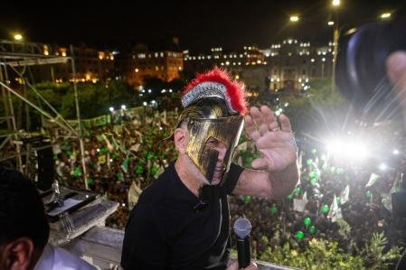 El empresario de medios de comunicación Ricardo Belmont, ataviado con un casco durante un mítin, es uno de los candidatos que más ha crecido en la última semana de encuestas.