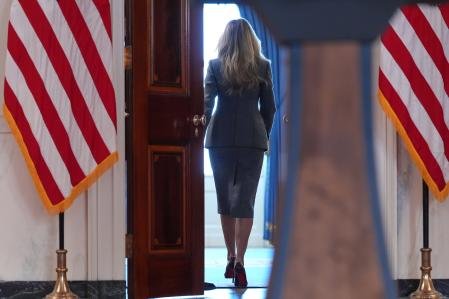 La primera dama abandona la sala de la Casa Blancal desde la que realizó el pronunciamiento, sin aceptar preguntas, en el que aseguró que ella no es una víctima del depredador sexual Jeffrey Epstein