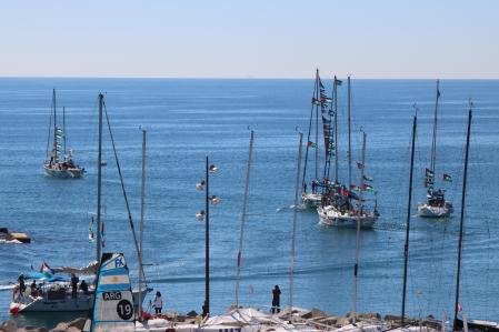 Las diferentes embarcaciones de la flotilla zarpando desde el Port del Fòrum 