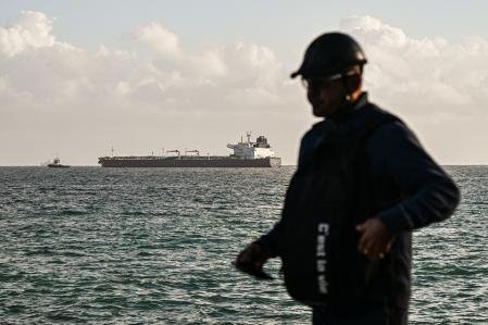 Un cubano pasa por delante del petrolero Anatoly Kolodkin, que fue autorizado a descargar crudo el pasado marzo en el puerto de Matanzas. 