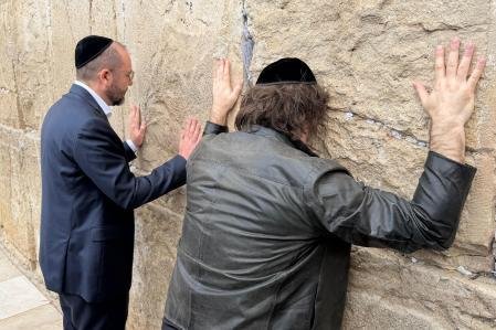 Milei durante una visita al Muro de las Lamentaciones este domingo, en Jerusalén