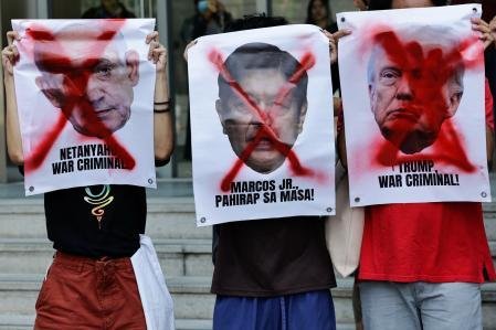 Protesta, hace una semana en Taguig, Filipinas, en la que los que aparecen como presuntos criminales de guerra son los mandatarios de Israel y EE.UU., junto a Marcos. 