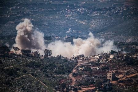 Vista desde la frontera israelí de las columnas de humo de este jueves en el sur del Libano por ataques del ejército hebreo pese al alto el fuego vigente. 