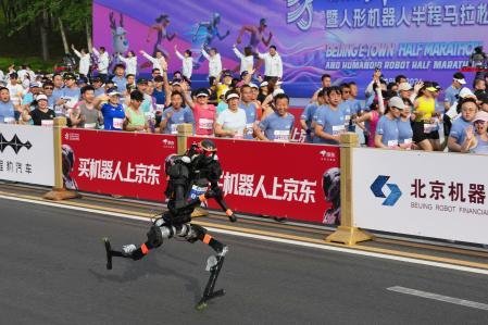 Un robot corriendo la media maratón de Pekín el pasado 19 de abril