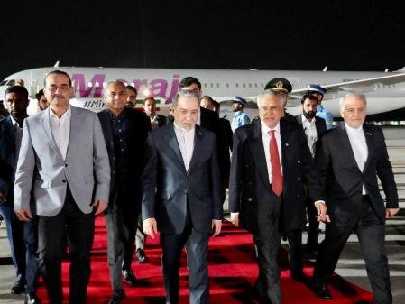 El jefe de las Fuerzas Armadas de Pakistán y dos ministros recibieron anoche, a pie de escalerilla, al jefe de la diplomacia iraní, Abas Araghchi.