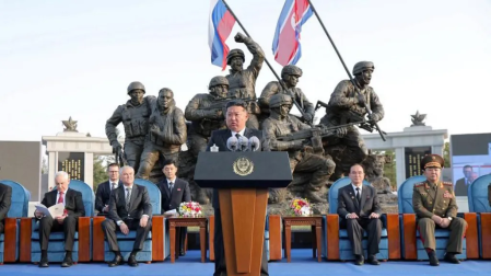 Discurso marcial de Kim Jong Un, esta semana en la capital de Corea del Norte, ante la delegación de Rusia y banderas de ambos países 