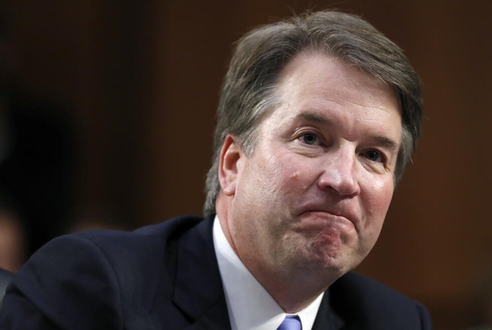 Brett Kavanaugh, el candidato al Tribunal Supremo propuesto por el presidente Donald Trump, escucha una pregunta de la senadora Kamala Harris, demócrata por California, mientras declara ante el Comité Judicial del Senado en el Capitolio, en Washington, el jueves 6 de septiembre de 2018, durante el tercer día de su audiencia de confirmación para sustituir al juez jubilado Anthony Kennedy.