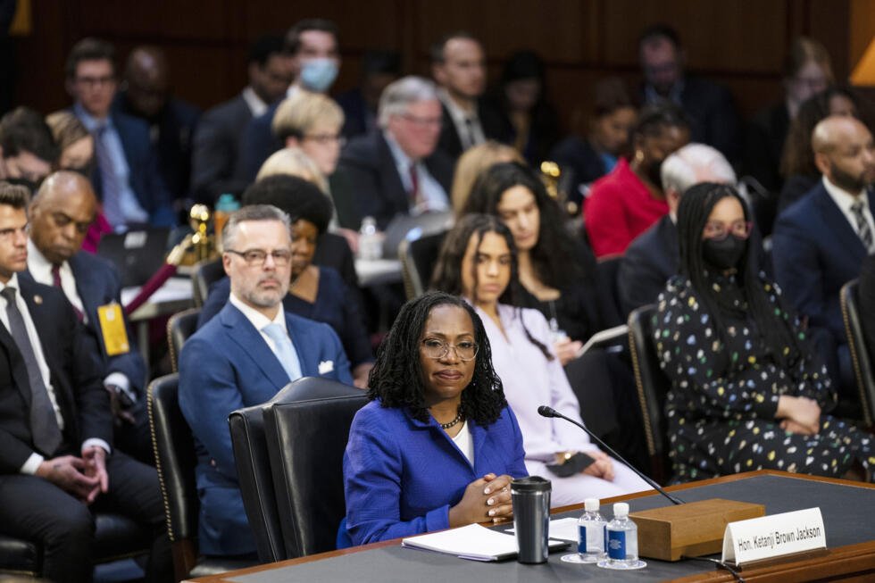 La candidata al Tribunal Supremo Ketanji Brown Jackson escucha las declaraciones iniciales durante su audiencia de confirmación ante el Comité Judicial del Senado, el lunes 21 de marzo de 2022, en Washington