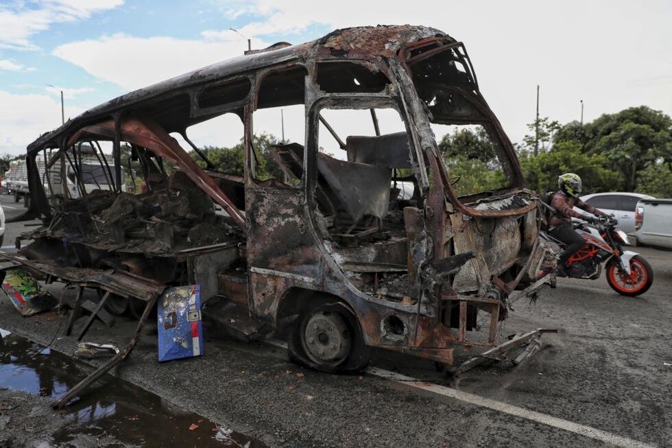 Un autobús que explotó junto a una comisaría de policía yace en una carretera de Villa Rica, Cauca, Colombia, el martes 10 de junio de 2025.