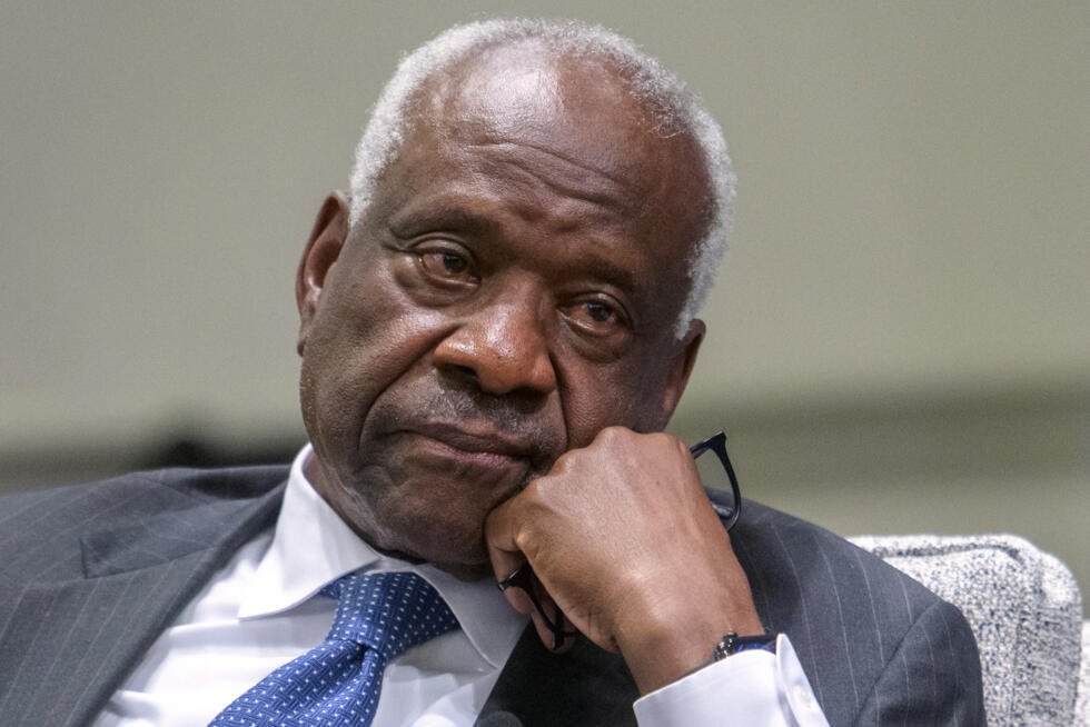 El juez asociado del Tribunal Supremo de los Estados Unidos, Clarence Thomas, escucha atentamente durante un acto celebrado en la Facultad de Derecho Columbus de la Universidad Católica de América, el jueves 25 de septiembre de 2025, en Washington.