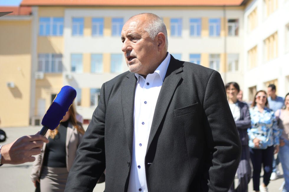 El ex primer ministro Boyko Borissov habla con los periodistas tras votar en un centro electoral de Bankya, Bulgaria, el domingo 19 de abril de 2026, durante las elecciones parlamentarias anticipadas.