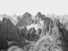 Pintura en blanco y negro de una cordillera.
