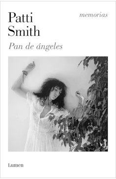 Portada de Pan de ángeles de Patti Smith con una foto de la autora de joven tumbada en el suelo con un vestido blanco.