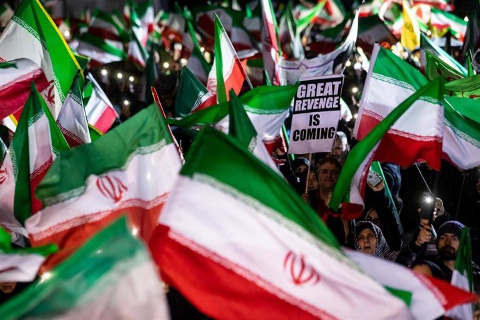 Banderas iraníes en una manifestación a favor del Gobierno de la República Islámica